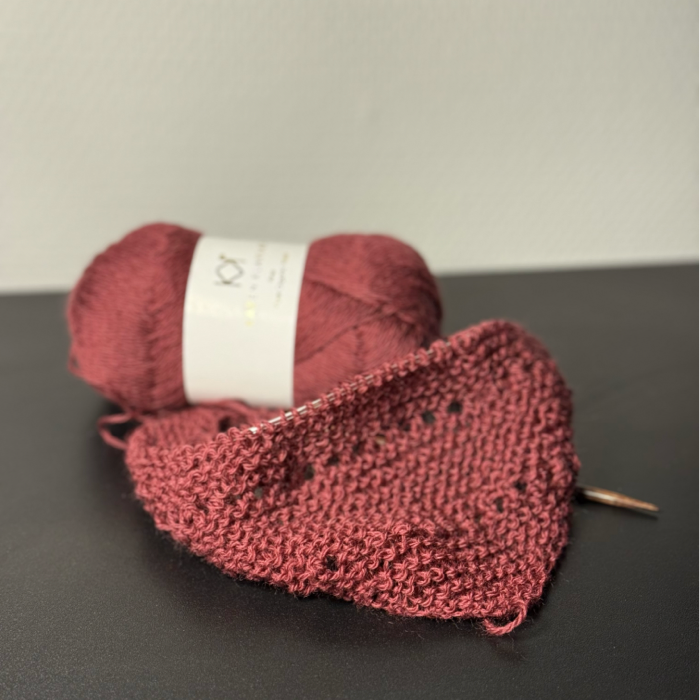 P&G Bandana med hulmønster strikkekit