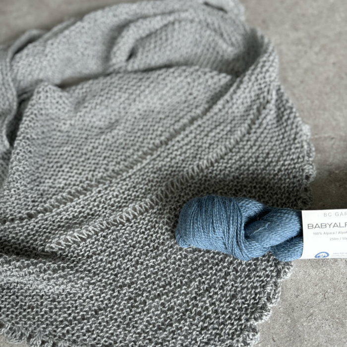 P&G Babyalpaca sjal med hæklet kant strikkekit