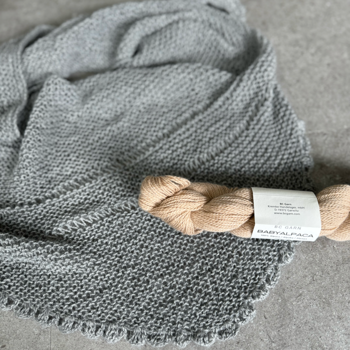 P&G Babyalpaca sjal med hæklet kant strikkekit