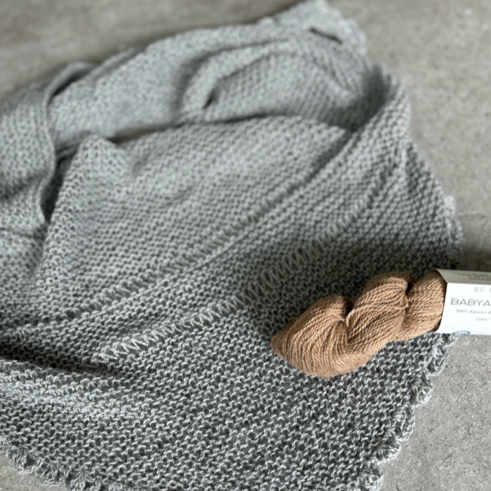 P&G Babyalpaca sjal med hæklet kant strikkekit