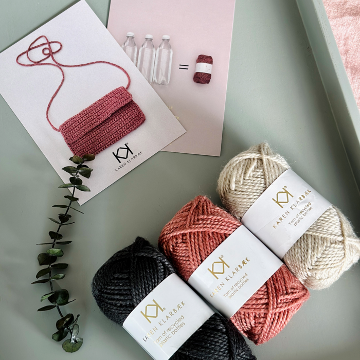 Clutch af recycled bottle yarn hæklekit Karen Klarbæk
