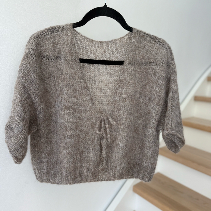 P&G Kortærmet cardigan med sløjfer strikkekit