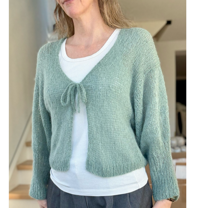 P&G Let cardigan med sløjfe strikkekit