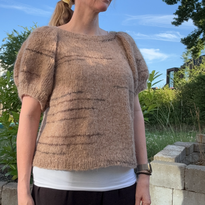 Raglan t-shirt med pufærmer strikkekit fra Permin